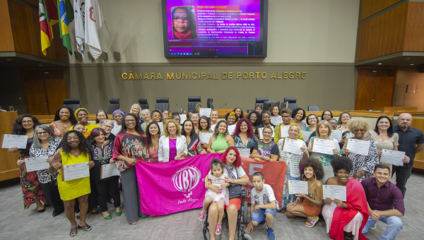 Filiadas da ADUFRGS-Sindical recebem homenagem pelo Dia da Mulher na Câmara Municipal de Porto Alegre